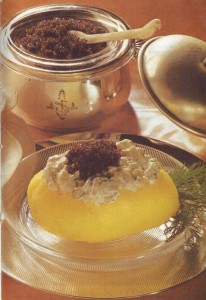 Картофель со сметаной и черной икрой