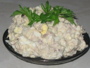 Салат из риса и рыбной консервы